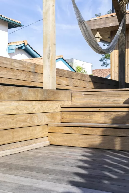 Premier aperçu d'une nouvelle terrasse en Kebony sur système Grad dans le Pays Basque, Hossegor, WOOD SOLUTION