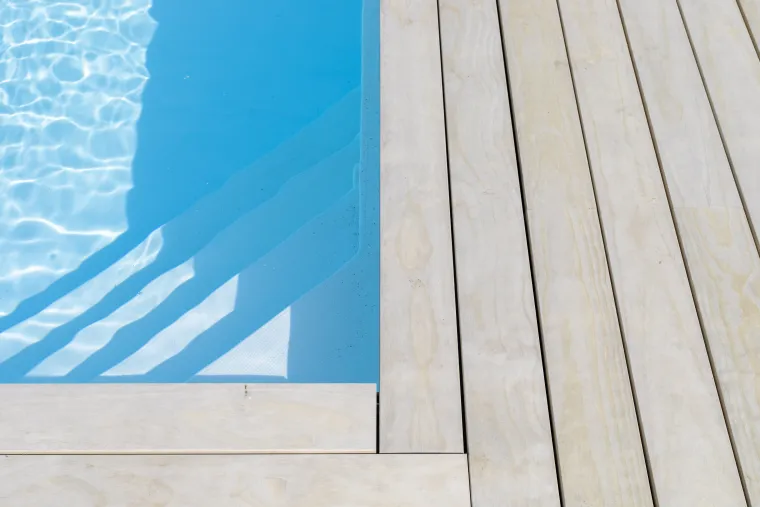 Bois de terrasse durable et résistant aux intempéries à Anglet avec WOOD SOLUTION, Hossegor, WOOD SOLUTION
