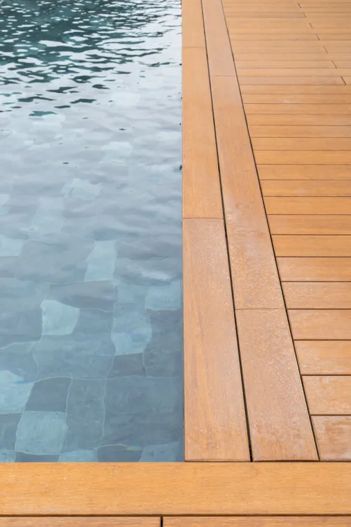 Bois durable pour terrasse extérieure Biarritz avec WOOD SOLUTION, Hossegor, WOOD SOLUTION