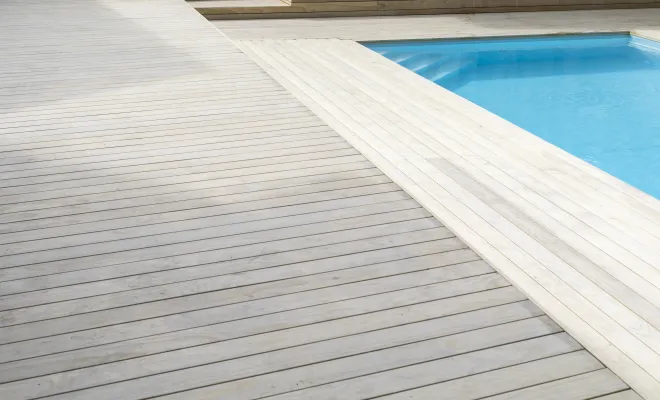 Bois de terrasse durable et résistant aux intempéries à Anglet avec WOOD SOLUTION, Hossegor, WOOD SOLUTION