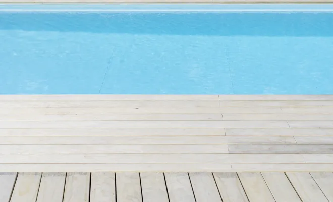 Bois de terrasse durable et résistant aux intempéries à Anglet avec WOOD SOLUTION, Hossegor, WOOD SOLUTION