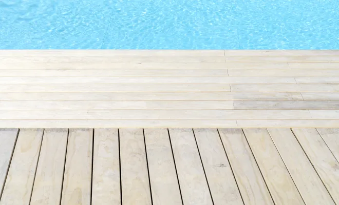 Bois de terrasse durable et résistant aux intempéries à Anglet avec WOOD SOLUTION, Hossegor, WOOD SOLUTION