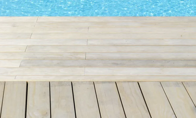 Bois de terrasse durable et résistant aux intempéries à Anglet avec WOOD SOLUTION, Hossegor, WOOD SOLUTION